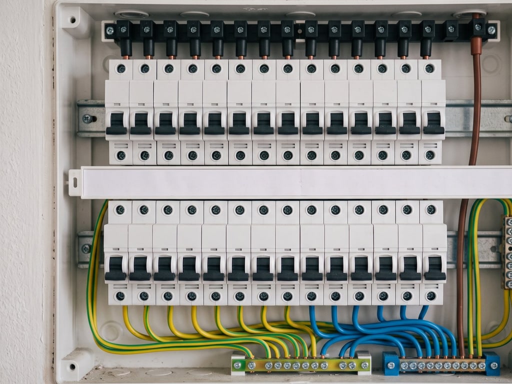 Tableau électrique modulaire de face, rangées de disjoncteurs alignées