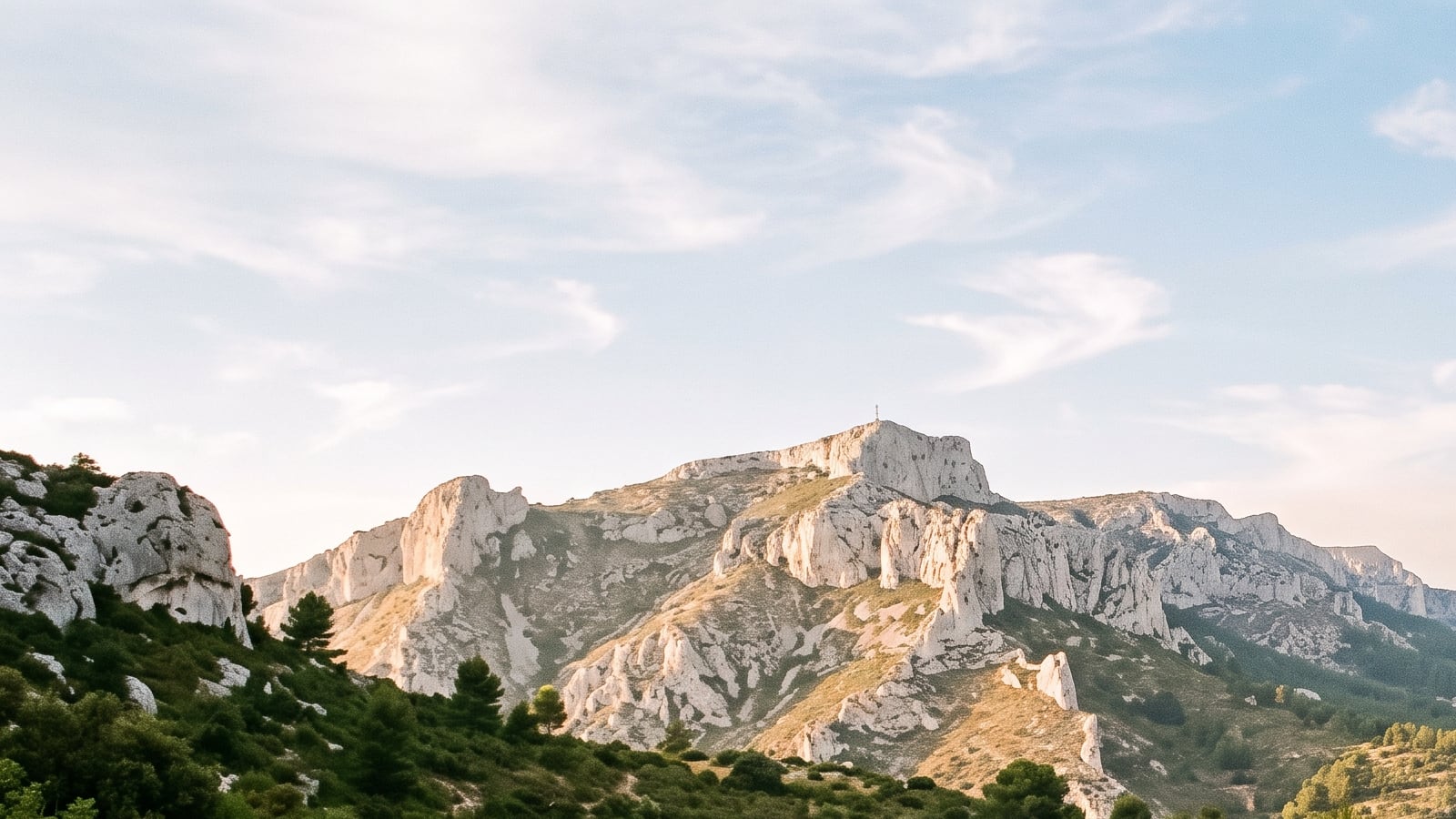 Massif du Garlaban surplombant Aubagne et la vallée